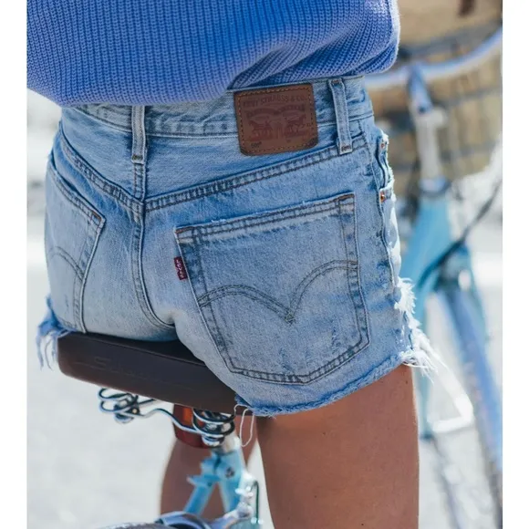 Levi's | 501 Button Fly Distressed Cut Off Short Size 33 100% Cotton - Image 2