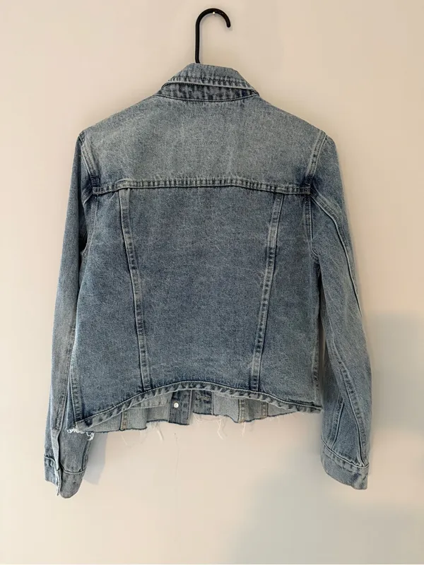 BLANKNYC Cropped Distressed Denim Jacket Raw Hem Women’s Medium - Image 7