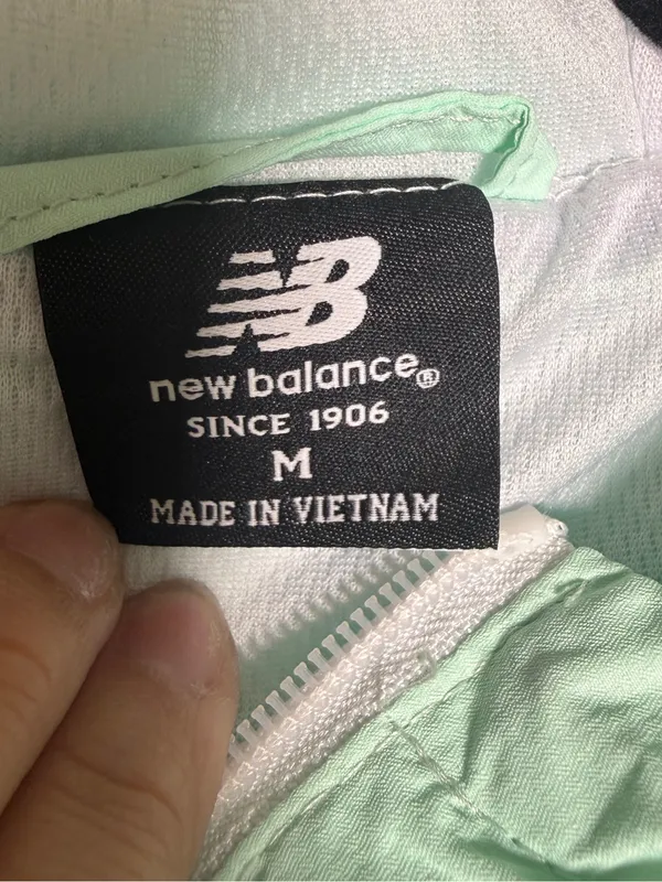 New Balance Women's Mint Hooded Windbreaker Jacket Medium Activewear - Image 4
