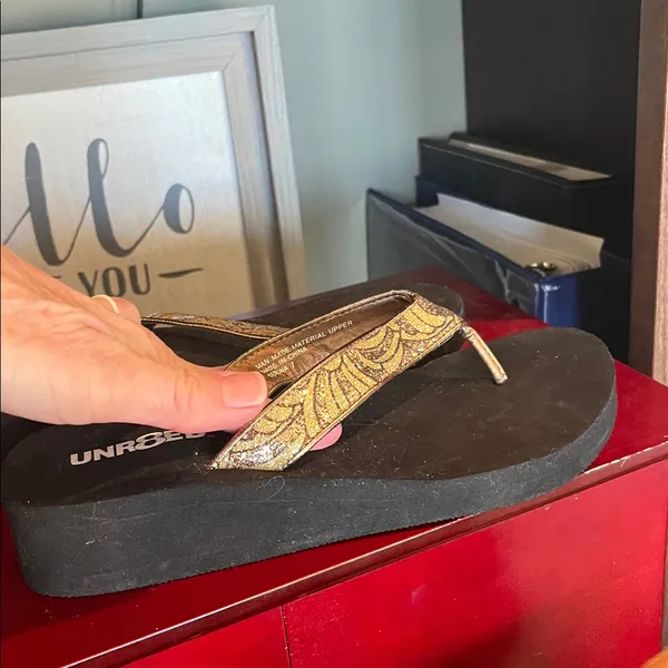 Unr8ed Serena Sparkly Gold Flip Flops Size 7 - Image 5
