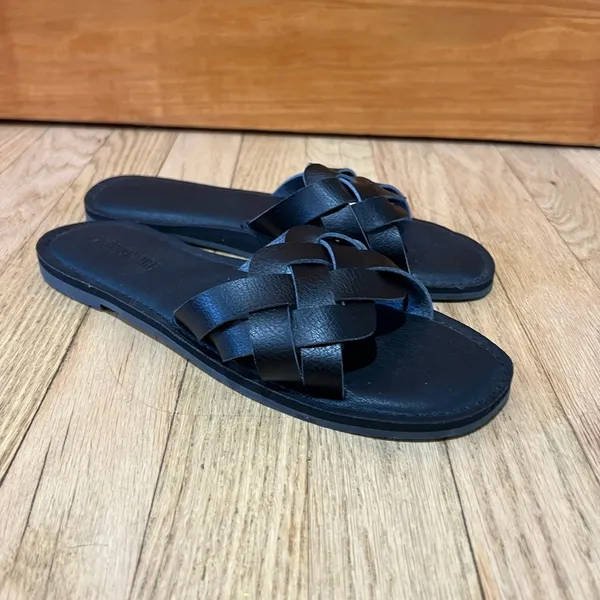 Black Sandals Sleek Design - Image 4