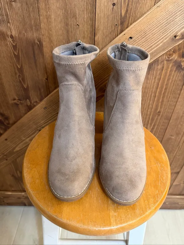 DV by Dolce Vita Women’s Size 7 Taupe FauxSuede Ankle Booties Block Heel - Image 2