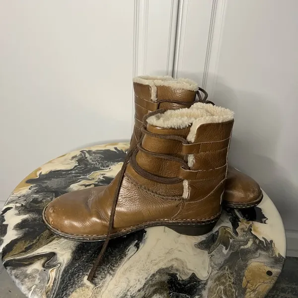 UGG Caspia 1932 Lace Up Shearling Lined Leather Boot - Image 7