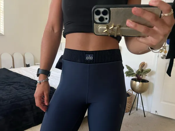 Alo Yoga Leggings - Image 3