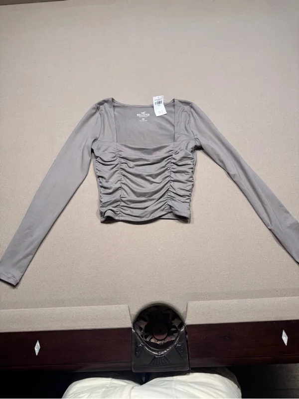 Hollister Taupe Ruched Square-Neck Long Sleeve Crop Top - Image 2