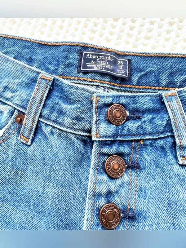 NWT Abercrombie & Fitch Annie High Rise Short - Medium Wash/Raw Edge - 00/24 - Image 3