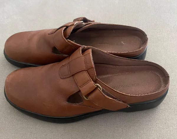 Worthington 8M Women’s Brown Leather Shoes Buckle Low Heels Slip On EUC - Image 3