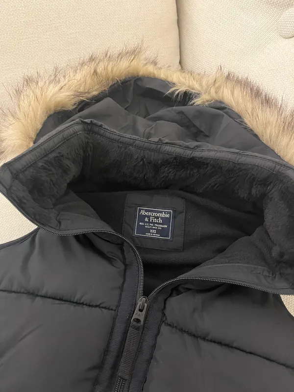 Abercrombie & Fitch Black Puffer Vest with Fur Hood - Image 7