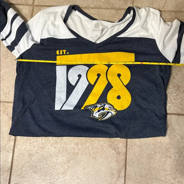 Nashville Preds Hockey Fanatics Brand Women's Tee SZ L. - Image 6