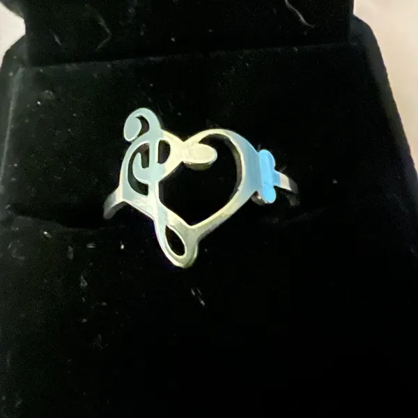 Ladies Gorgeous Stainless Steel Silver Ring Size 8 - Image 2
