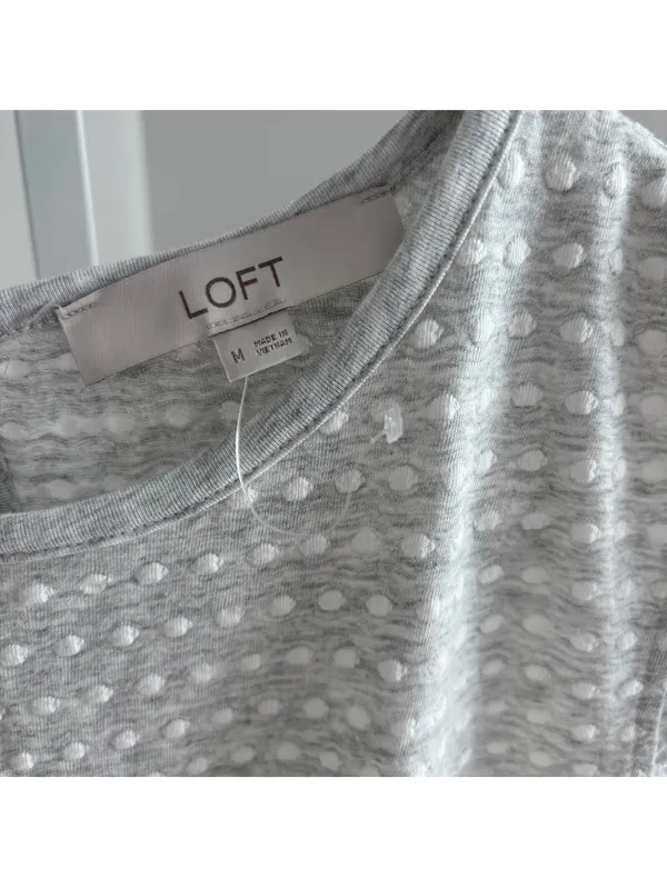 Loft NWOT Women's Gray White Swiss Dot Ruffle Sleeve Cotton Knit Top Size M - Image 5
