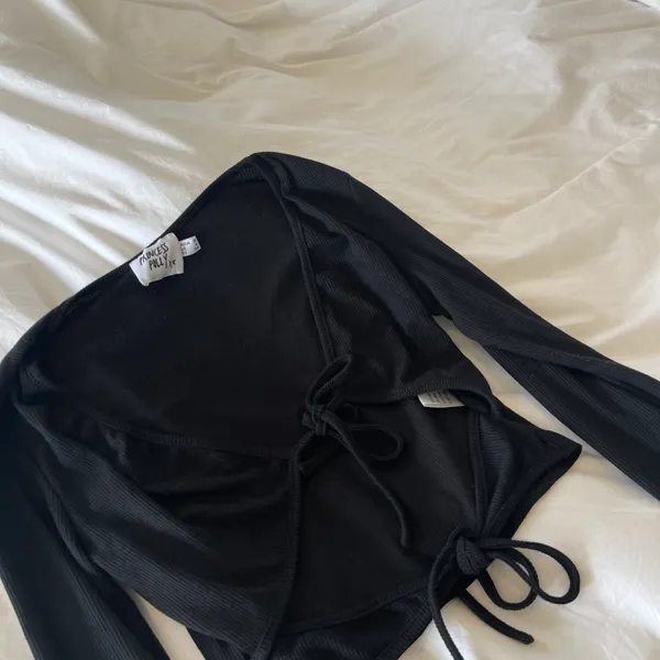 Princess Polly Deep V Neck Ribbed Knit Long Sleeve Tied Cutout Crop Top Size 4 - Image 4