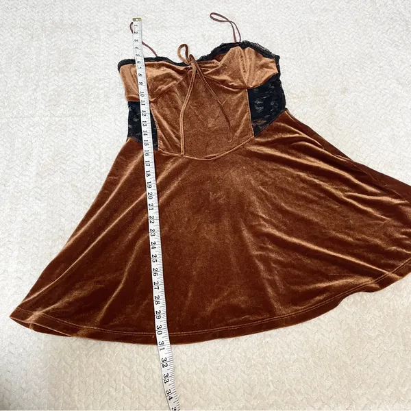 Urban Outfitters Women's Brown Velvet Black Lace‎ Faith slip Dress Size Large - Image 7