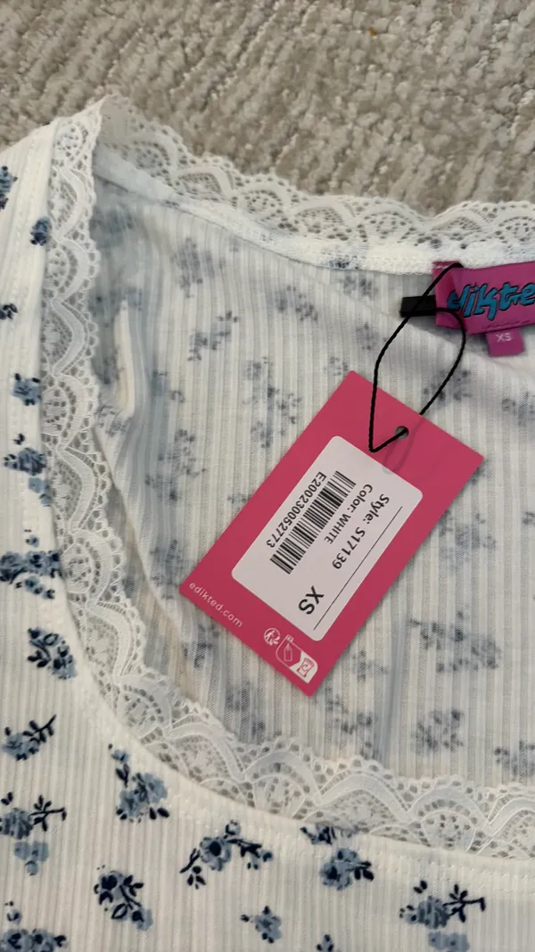 Edikted Top Lace Short Sleeve flowers - Image 3