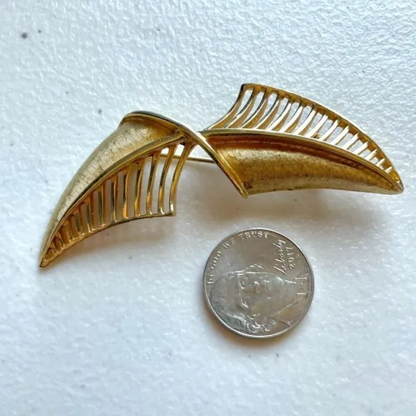 Vintage gold tone brooch - Image 10