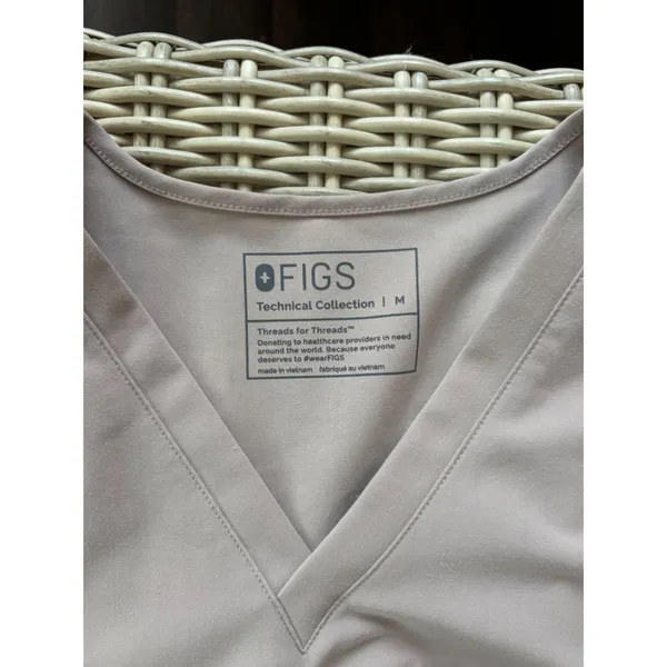 FIGS Catarina One-Pocket Scrub Top Medium‎ hospital workwear nurse layered - Image 4