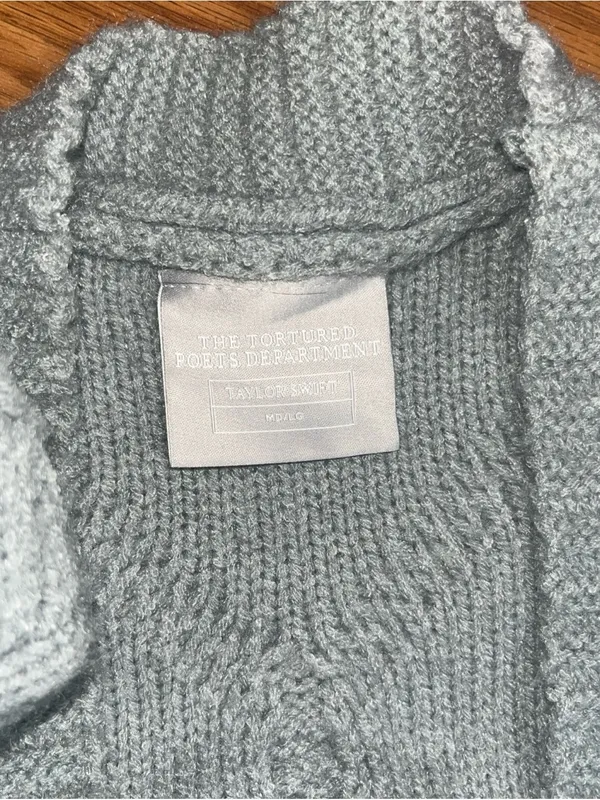Taylor Swift Light Grey Cable Knit Cardigan. Size medium to large - Image 6