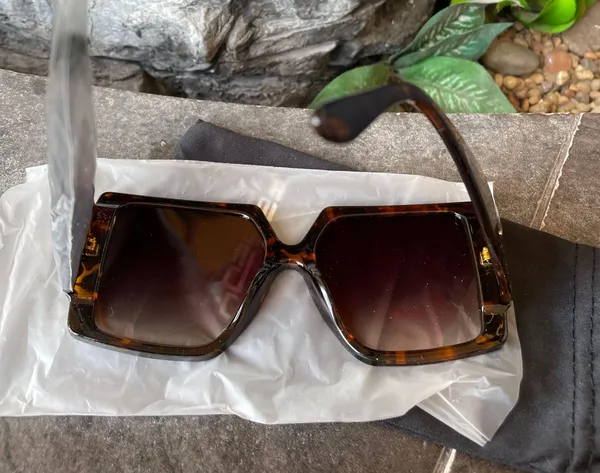 Feisedy Retro Square Tortoiseshell Print Sunglasses - Image 4