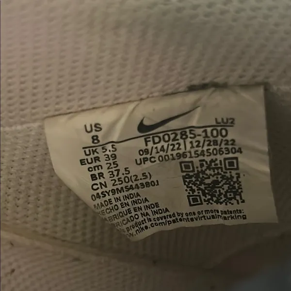 Nike White and Black Sneakers - Image 6