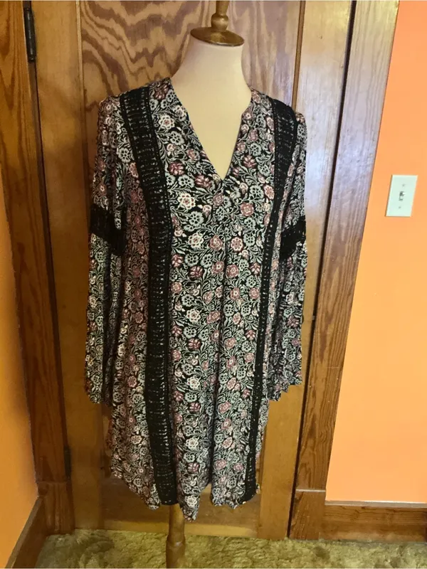 Knox Rose Floral Boho Tunic Dress Medium Black Bell Sleeve Crochet Trim Festival - Image 9