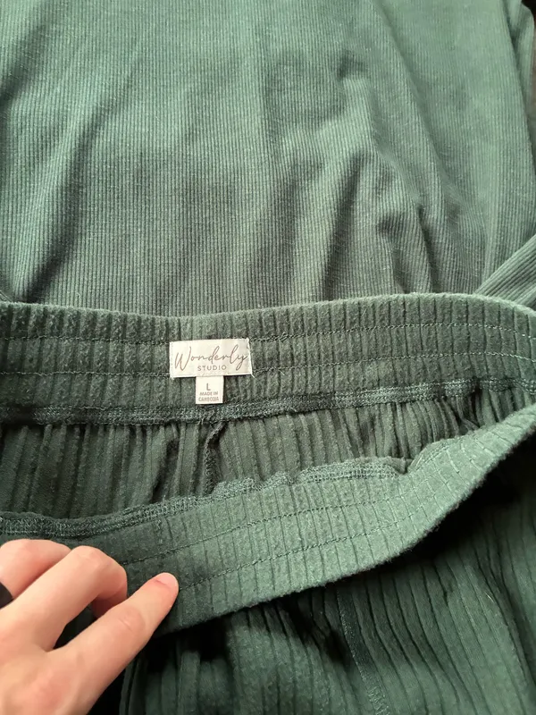 Wonderly 2 piece long sleeve and pants set size medium top and large bottoms I don't believe the set actually goes together but it work well together! - Image 3