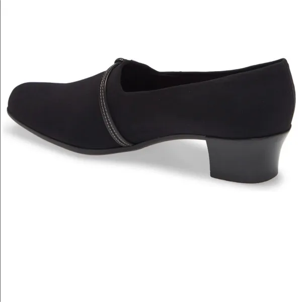 Munro Black Shoe with Silver Buckle - Image 5