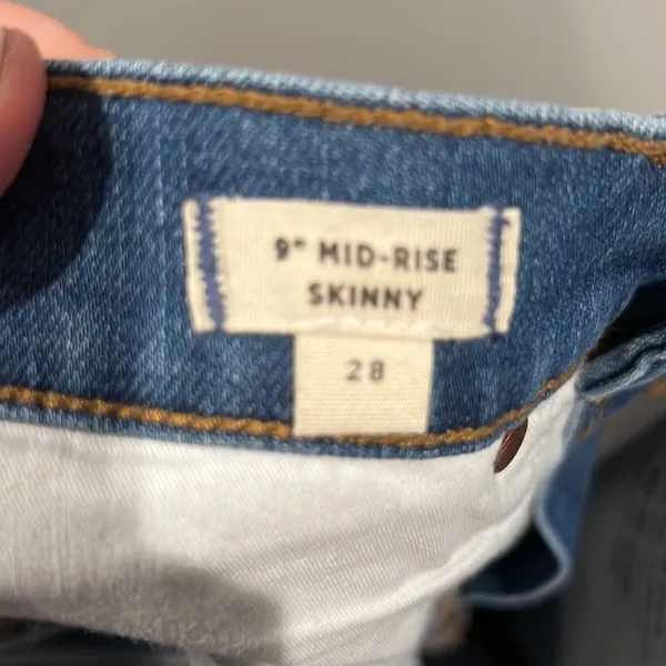 Madewell 9" Mid-Rise Skinny Jeans in Frankie Wash: Torn-Knee Edition - Image 16