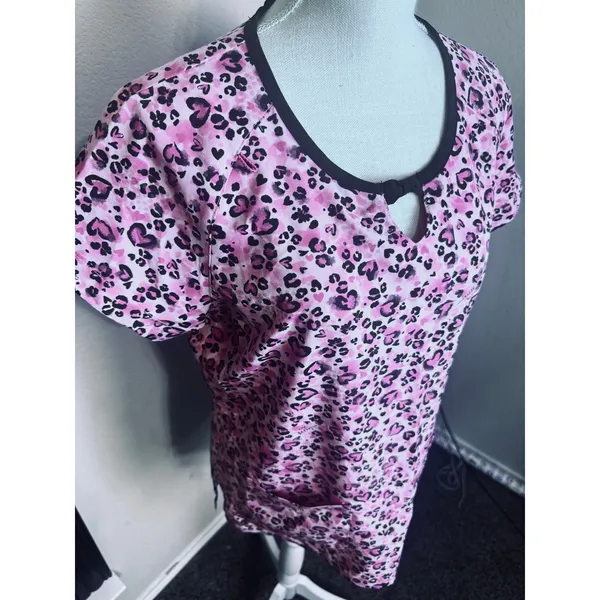 Betsey Johnson Pink Leopard Heart Print Scrub Top V-Neck Medical scrubs sz M - Image 2