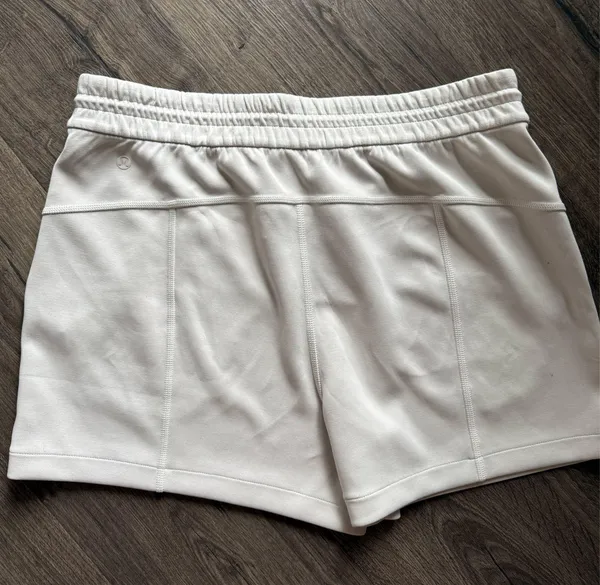 Lululemon Softstreme Shorts 4" - Image 2