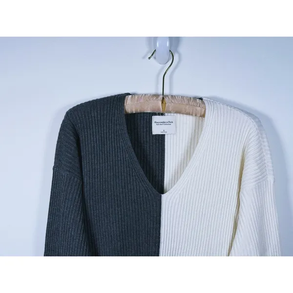 Abercrombie & Fitch V-Neck Colorblock Ribbed Sweater Size S Gray White Minimal - Image 5
