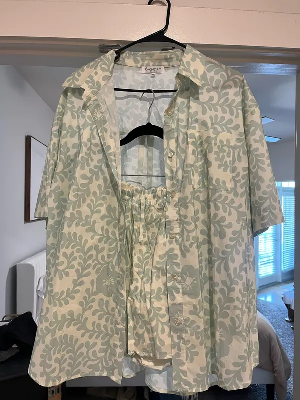 Green and white shirt/short set Size L - Image 2
