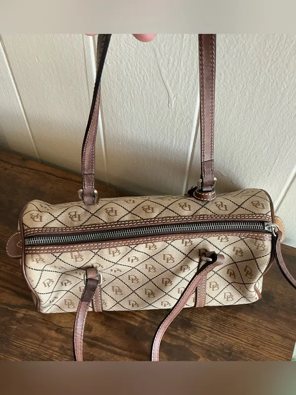 A vintage Dooney & Bourke signature jacquard barrel shoulder bag - Image 6