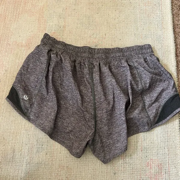 Lululemon Hotty Hot 2.5 inch Shorts Size 8 - Image 4