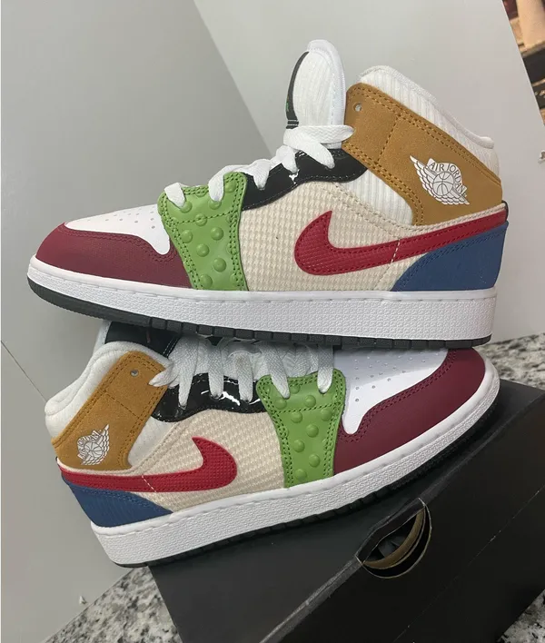 Air Jordan 1 Mid woman’s size 6.5 Messy Room DR6957-100 athletic - Image 5