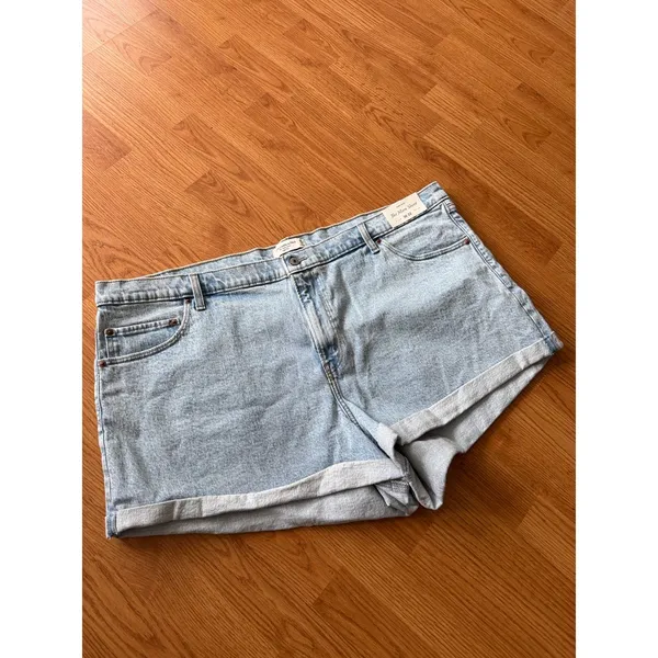 Abercrombie & Fitch The Mom Short High Rise Light Wash Cuffed Denim Size 22 - Image 2