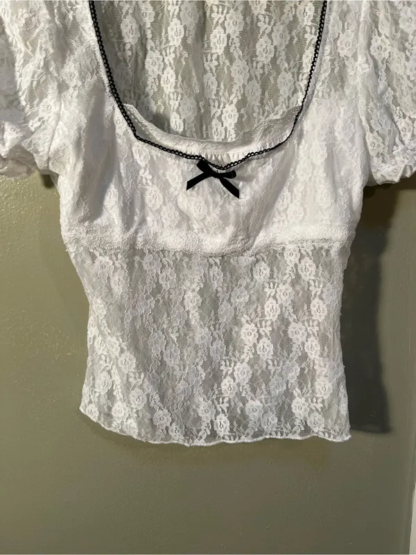 Women’s Sz Medium Short Sleeve Blouse White Lace Black Trim Bow Scoop Neck Sheer - Image 7
