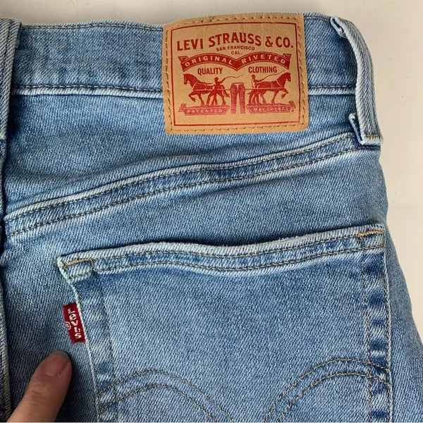 Levi's women's size 29 High waist Mom Jeans light wash denim - Image 6
