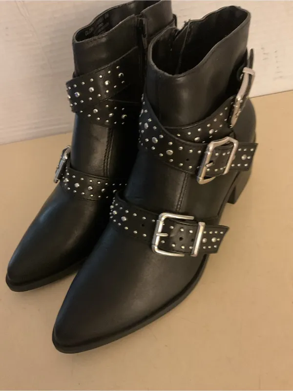 Steve Madden women Black leather Studded Buckle biker moto Ankle Boots US 6 - Image 2