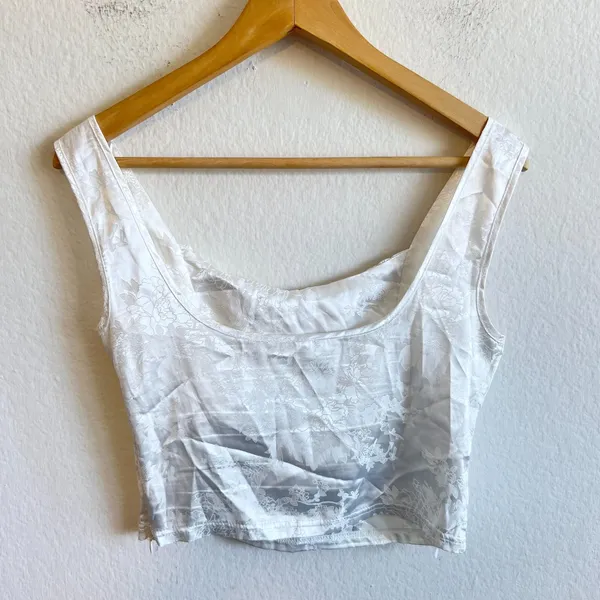 NWOT SHEKOU White Milkmaid Floral Silky Satin Cami Crop Top Womens Medium - Image 2