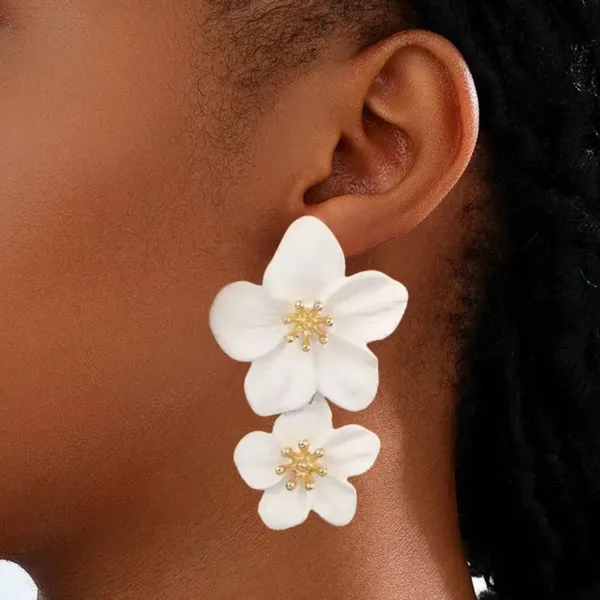 White & Gold Vintage Inspired Floral Dangle Earrings with Gold Accents NWT - Image 2