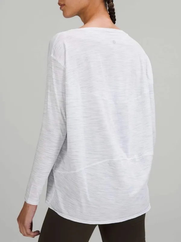Lululemon🤍🩶”Back in Action” top in a 3 color space Dye ice Grey Alpine Pattern - Image 2