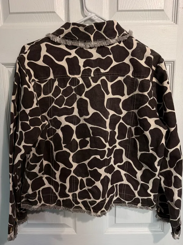 Step n Style Women’s Brown & Cream Giraffe-Print Jeweled Jean Jacket. Size M - Image 2
