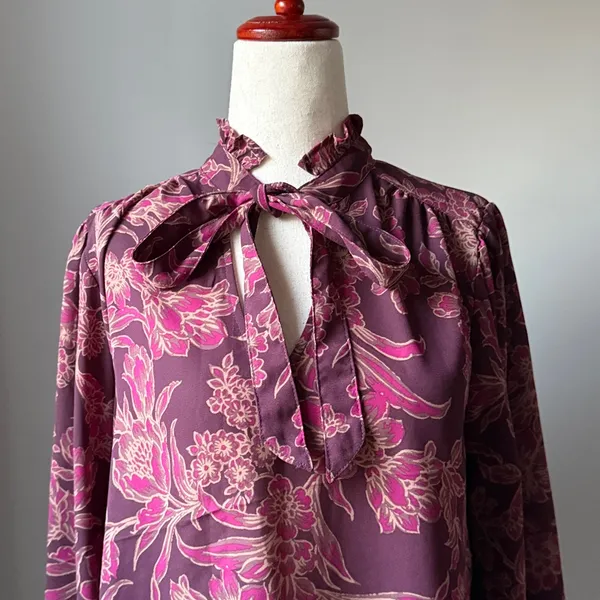 Everlane Evereve Plum Blouse with Pink Floral Print Size Small Relaxed Tie Neck top - Image 2