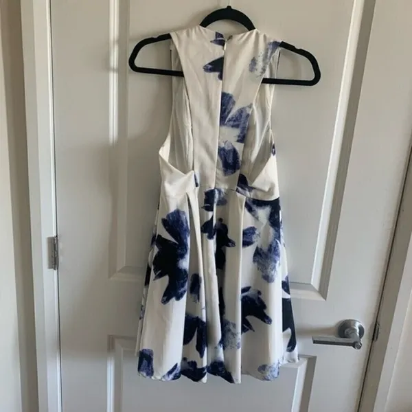 LULU’S Seeing Chic Floral V-Neck Dress Size S - Image 9
