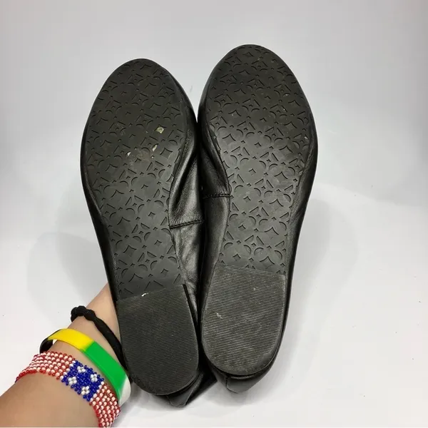 Fossil black leather ballet flats with bee charm pendant‎ size 10 - Image 5