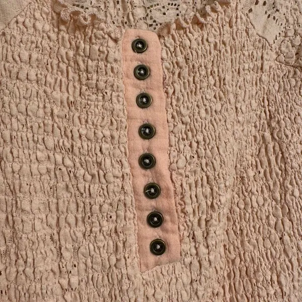 Gimmicks by BKE Light Peach Eyelet Smocked Stretch Henley Large‎ - Image 3