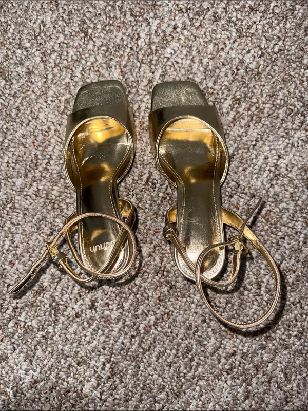 Schuh gold block heel Size 6 - Image 5