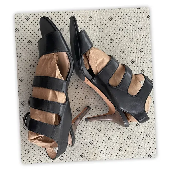 Coach‎ Strappy Heel Sandals Size: 9B, Flaws On Outsole - Image 3