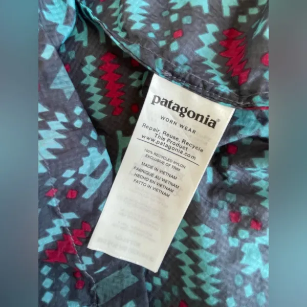 Patagonia Women's Blue and Red Patterned Ski Jacket - Image 10