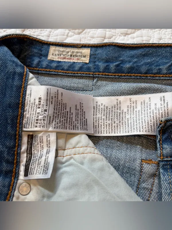 Levi’s 501 Boyfriend Straight Distressed Jeans. Medium Wash. Size: 30. - Image 6